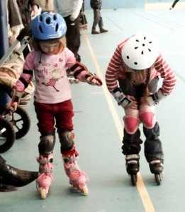 Deux enfants à l'école de roller de Maisons Laffitte