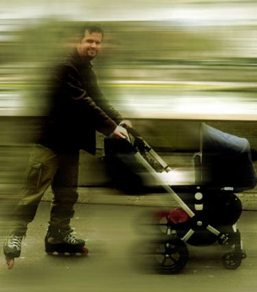 Un Enfant Fait Du Patin à Roulettes Un Petit Garçon En Tenue De Protection  Apprend à Faire Du Roller Sur L'asphalte